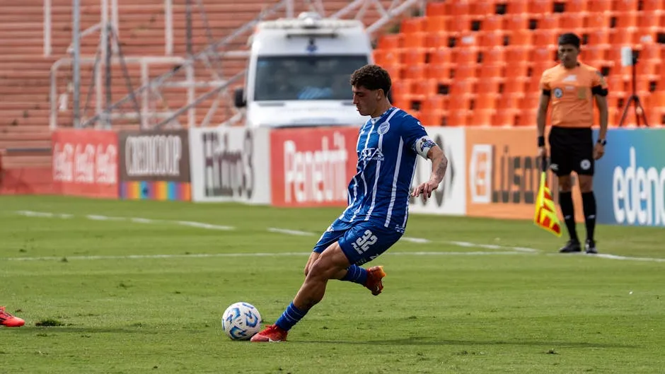 Afbeelding van een voetbalwedstrijd met de focus op een speler die de Anytime Goalscorer inzet plaatst, voor gokliefhebbers.