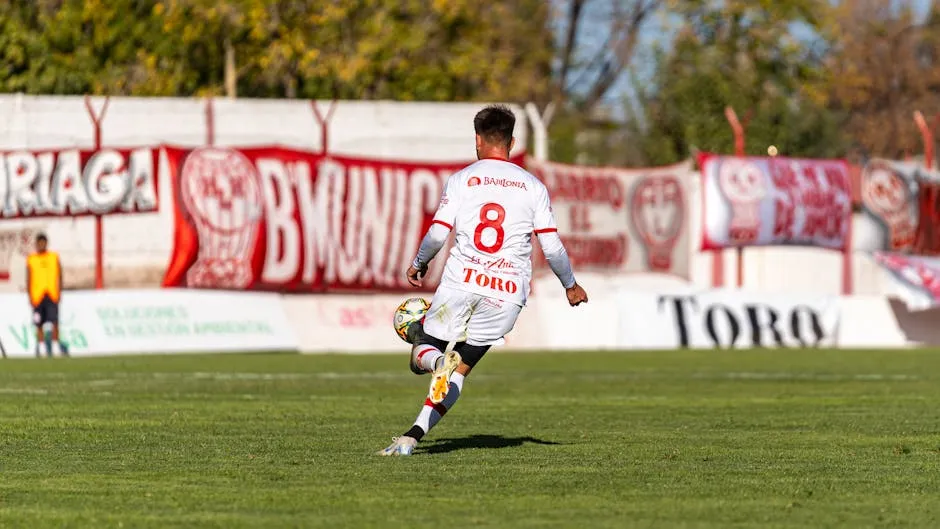 Close-up van een sportkaart met de tekst 'Anytime Goalscorer' en een speler die klaarstaat om te scoren tijdens een voetbalwedstrijd.
